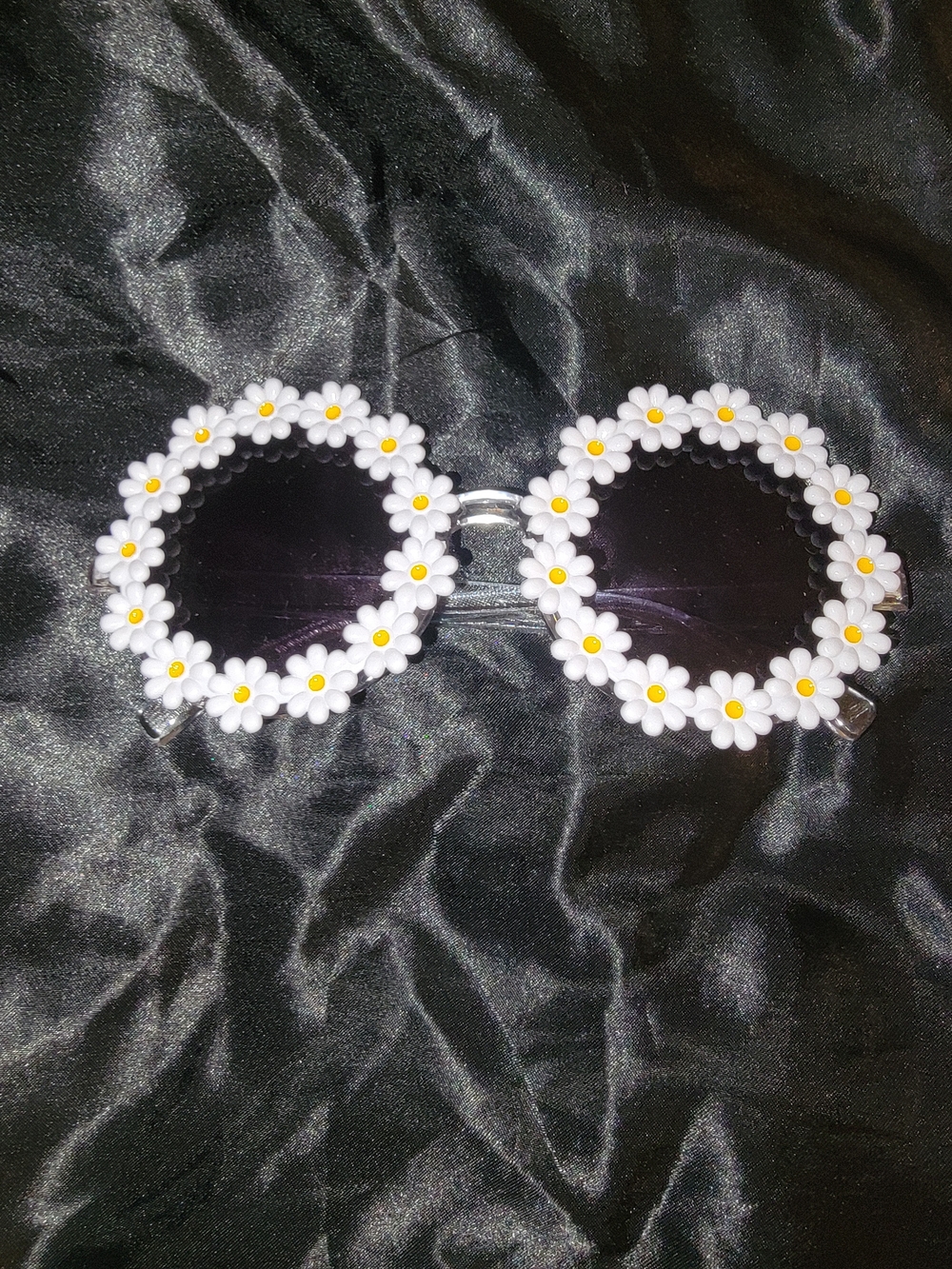 SHEIN White Daisy Round Sunglasses with Yellow Centers
